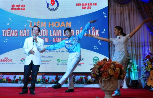 Nhà báo Hoàng Thúc đơn ca Hoa của đảo