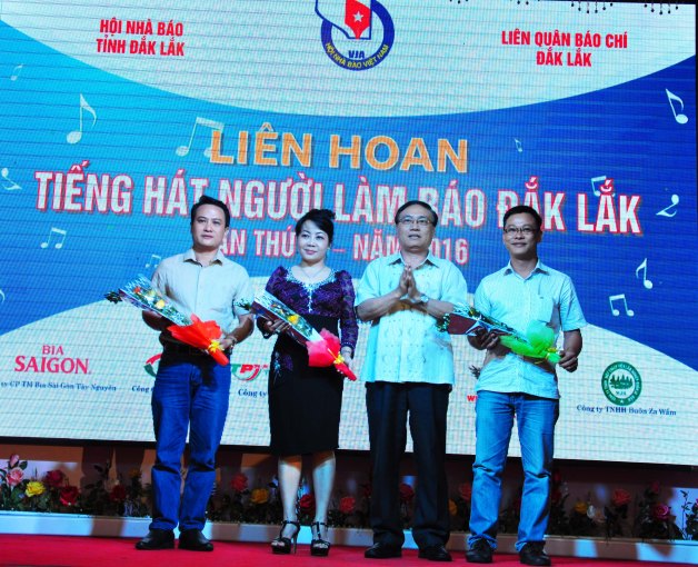 Nhà báo Nguyễn Văn Phú Tổng Biên tập báo Đắk Lắk trưởng BTC cuộc thi tặng hoa Ban Giám khảo