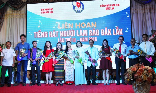 Tặng hoa cho 10 tiết mục đoạt giải