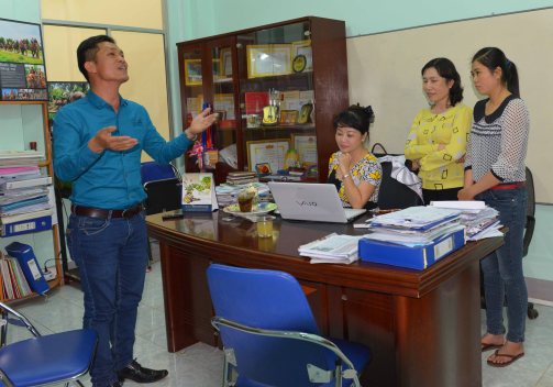 Anh Mười Bơ trổ tài ca sĩ tại báo Tiền Phong