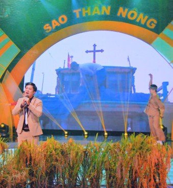 Ca sĩ Mười Bơ hát trên chương trình Chào buổi sáng Bông lúa của VTV1