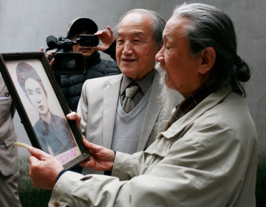 Ông Thế Anh và nhà nghiên cứu Đặng Bàn bên tấm ảnh CMT (nhiếp ảnh làng Lai Xá, có nguồn gốc từ cụ Đỗ Huy Trứ)