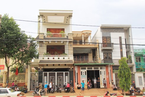 Bệnh nhân đến phòng khám tư nhân chữa bệnh