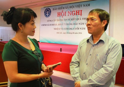 Đại diện báo Tiền Phong phỏng vấn ông Phạm Lương Sơn phó tổng giám đốc BHXHVN 