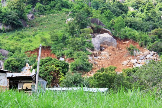 Điểm khai thác đá sát nhà dân