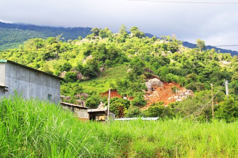 Dân chúng bất an vì những bãi đá khai thác trái phép ngay sau nhà