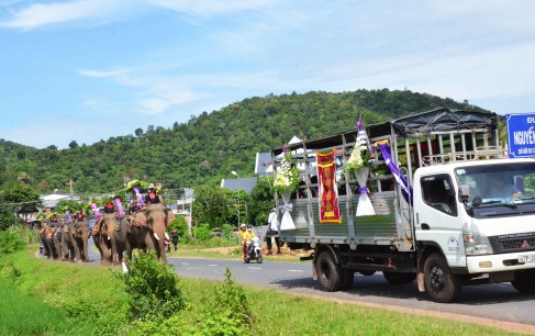 Di quan Mẹ Voi ở huyện Lắk