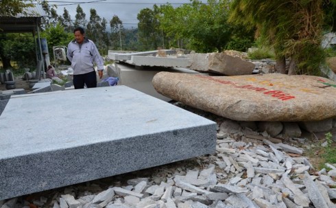 Khách hàng mua đá granit bên QL 27 khai thác từ huyện Krông Bông