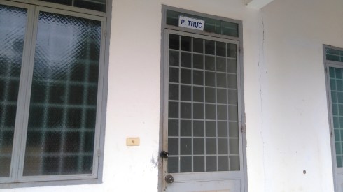 Phòng trực TYT xã Ea Tiêu khóa cửa trong giờ làm việc