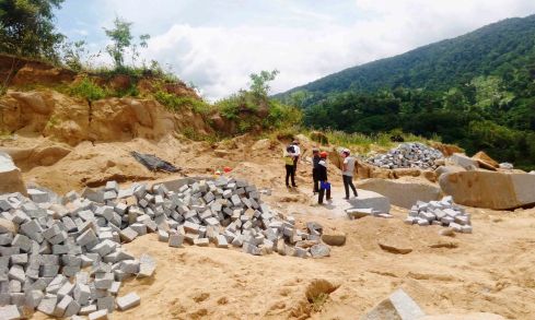 Trưa ngày 16.8 nhóm cán bộ huyện và xã lập biên bản một hộ dân tiếp tục cho khai thác đá tại thôn Quảng Đông