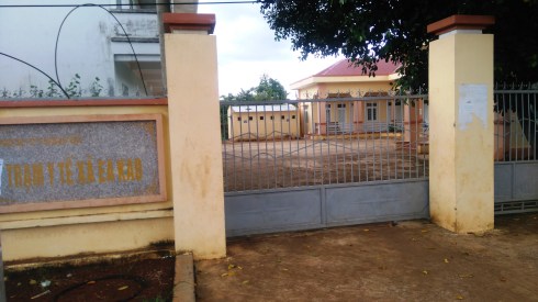 Trạm y tế xã Ea Kao chụp lúc 10 giờ 45 phút 2 cánh cổng ngoài khoá trái