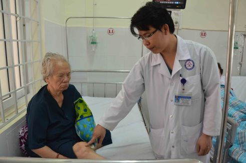 Bs Minh với cụ bà 83 tuổi đã được thông tắc tĩnh mạch chân