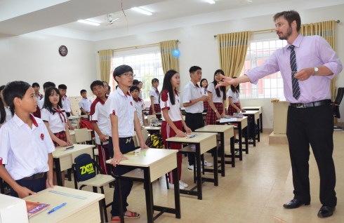 gio-hoc-tieng-anh-sinh-dong-voi-thay-timothy-scoh-o-truong-hoang-viet