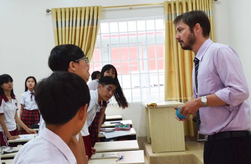 Học tiếng Anh với thầy Timothy ở trường Hoàng Việt'