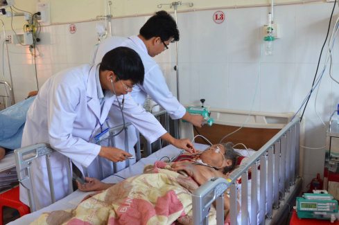 Kiểm tra lại sức khỏe cho cụ Khóa 100 tuổi 