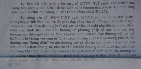 Pháp y cho rằng soi kính lúp vào chỗ bà Giang bỏng điện sẽ thấy dấu tích ... mảnh vụn kim loại