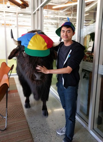 Anh Minh và con bò đội mũ Noogler tại Googleplex