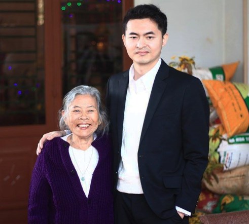 Bà ngoại vui mừng biết tin Minh trúng tuyển vào Google