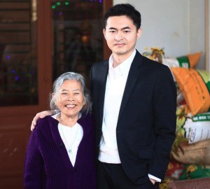 Bà ngoại vui mừng biết tin Minh trúng tuyển vào Google