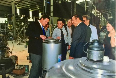 Chuyên gia cơ khí người Mỹ tìm hiểu công nghệ của cơ khí Đăng Phong