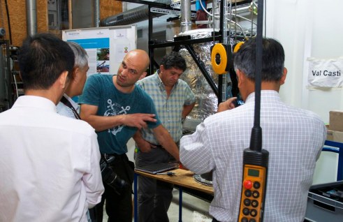 Chuyên gia phụ trách chế tạo chính tại Oko Zentrum giảng giải cho các học viên đến từ Việt Nam và Pê Ru