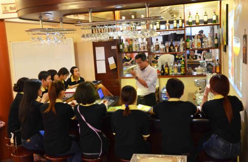 Lớp học Bartender tại Cty Đam San