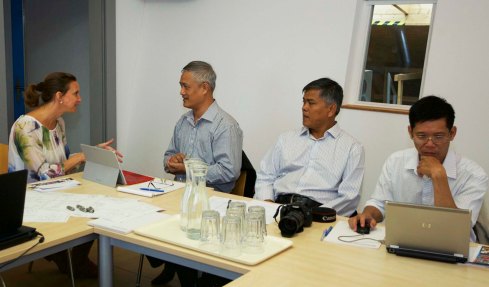 Một buổi học tại Thụy Sĩ. Trái qua cô Hacker- Viết Vinh- Viết Hiền-Mạnh Thắng