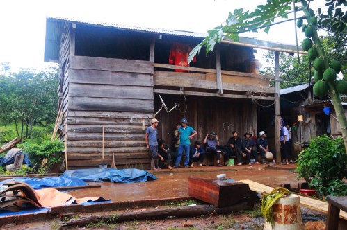 Nhiều người tụ tập trước nhà bị can Đặng Văn Hiến