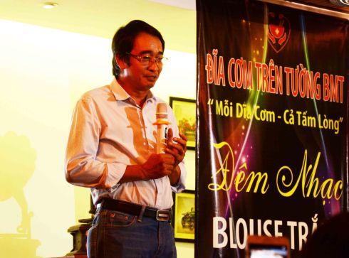 Bs Huỳnh Thanh Hiển chúc mừng chi nhánh DCTT BMT thành công