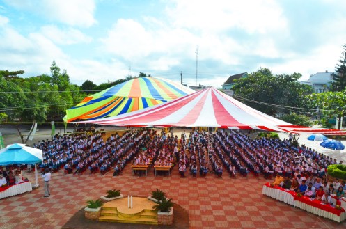 Cử tọa ngồi dưới bóng mát của những chiếc dù bồng bềnh