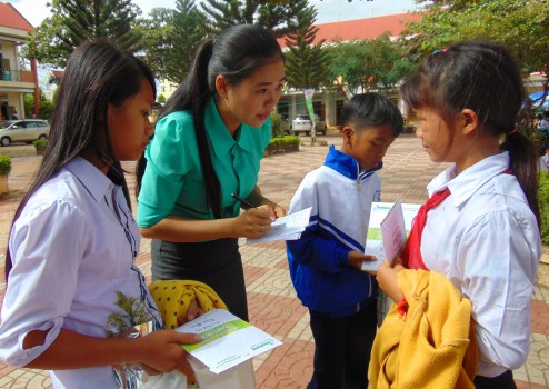 Em Ma Thị Ly (ngoài cùng bên trái) trả lời một nữ phóng viên