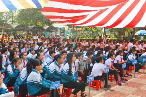 Hơn một nghìn học sinh chăm chú theo dõi chương trình