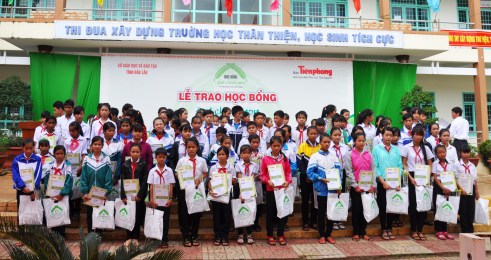 Học bổng ĐCN lần thứ 8 đã trao cho 97 học sinh 2 tỉnh Đắk Lắk và Đắk Nông