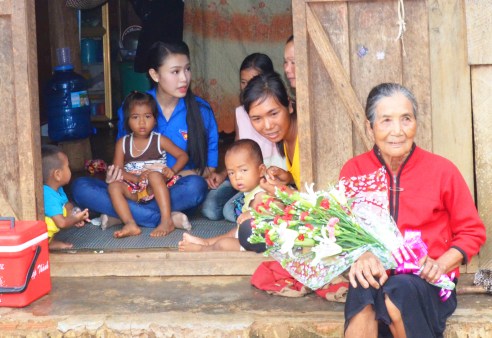 Ngọc Vân trở lại buôn Krang tặng hoa người già tặng nhà cho hộ nghèo cô từng cư trú