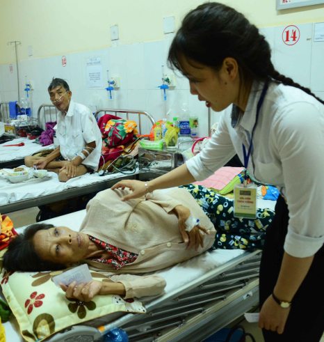 Phát phiếu Dĩa cơm trên tường cho 1 bệnh nhân khoa Ung Bướu ở BVĐK Đắk Lắk