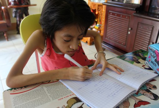 Tú Uyên 16 tuổi tự học ở nhà