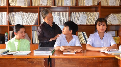 Trái qua Ái Vy bà Simon Văn Huy và Thảo Vy 