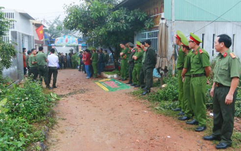Đồng đội chờ dự lễ truy điệu cố đại úy Ngô Quang Cường
