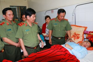 Hai Thứ trưởng Bộ Công an thăm hỏi động viên thượng sĩ Vũ Xuân Khuê bị thương do vụ nổ tại BV ĐK Đắk Lắk