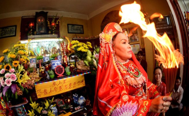 Hầu đồng.   Ảnh: Nguyên Á