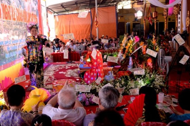 Hầu đồng.  Ảnh: Nguyên Á