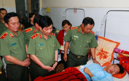 Lãnh đạo Bộ Công An thăm hỏi động viên thượng sĩ Vũ Xuân Khuê tại BV ĐK tỉnh Đắk Lắk