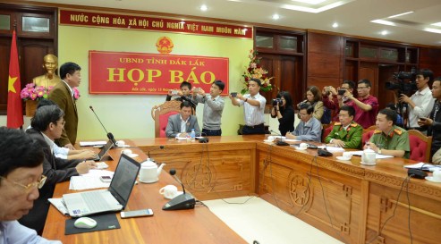 Quang cảnh cuộc họp báo nóng về vụ nổ