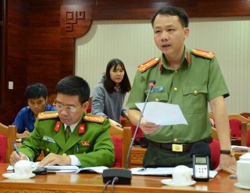 Trung tá Bùi Trọng Tuấn người phát ngôn Công an tỉnh Đắk Lắk cung cấp thông tin về vụ nổ cho các phóng viên