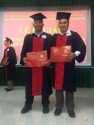 Y Quyết bên trái cùng bạn trong ngày tốt nghiệp Đại học An ninh