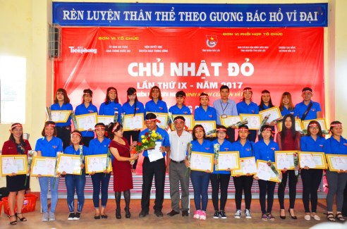 Ban Tổ chức Chủ Nhật Đỏ khen thưởng cho tập thể và các cá nhân xuất sắc của trường Cao đẳng su phạm Đắk Lắk