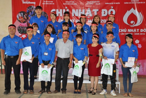 Ban Tổ chức Chủ Nhật Đỏ trao phần thưởng cho các SV xuất sắc trong phong trào HMTN