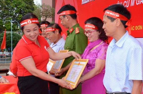 Bà Nguyễn Thị Phi Thảo Chủ tịch Hội Chữ Thập Đỏ tỉnh Đắk Lắk trao giấy khen cho các cá nhân đơn vị xuất sắc của huyện Cư Mgar