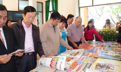 Bạn đọc tha hồ xem số ấn phẩm báo tết rất phong phú đa dạng tại Thư viện tỉnh