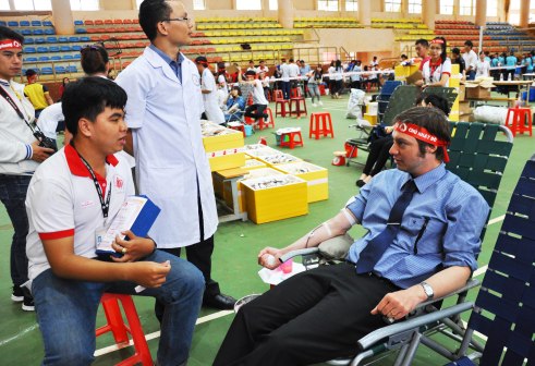 Bạn Huỳnh Lê Thái Bão tranh thủ hỏi chuyện thầy giáo Timothy Scoh Shapico